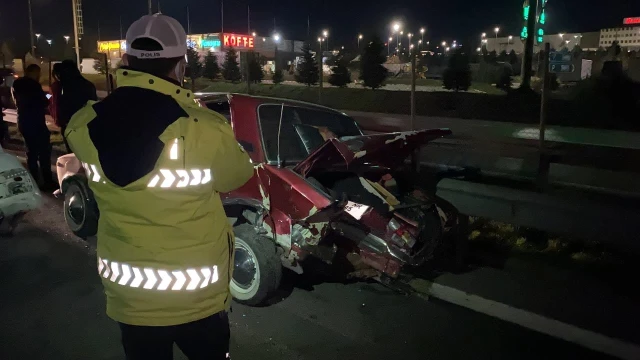 TEM'de bariyere çarpan otomobil ile hafif ticari araç çarpıştı: 3 yaralı