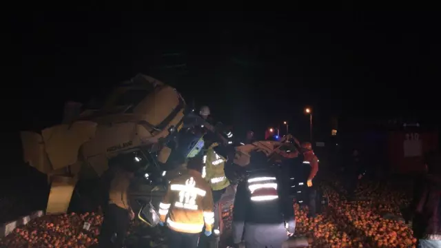 Afyonkarahisar'da direğe çarpan tırdaki 2 kişi yaralandı