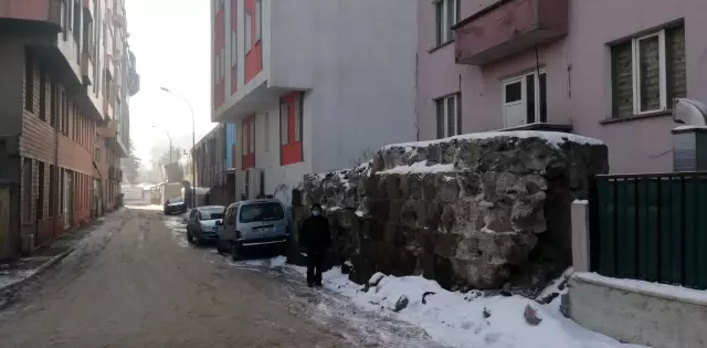 Erzurum Kalesi'nin dış kale surlarından kalan son parçanın korunma altına alınması istendi