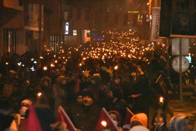 Son dakika gündem: Binlerce kişi Sarıkamış şehitleri ni anmak için meşaleyle yürüdü
