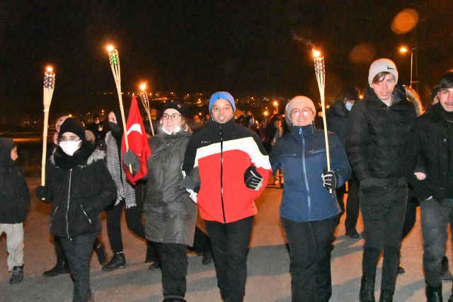 Son dakika gündem: Binlerce kişi Sarıkamış şehitleri ni anmak için meşaleyle yürüdü