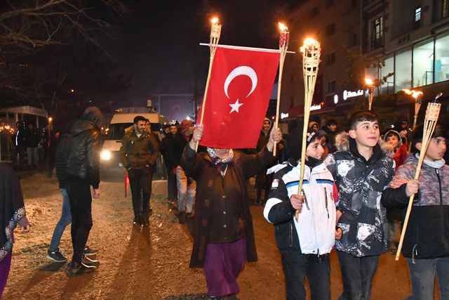 Son dakika gündem: Binlerce kişi Sarıkamış şehitleri ni anmak için meşaleyle yürüdü