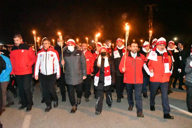 Son dakika gündem: Binlerce kişi Sarıkamış şehitleri ni anmak için meşaleyle yürüdü