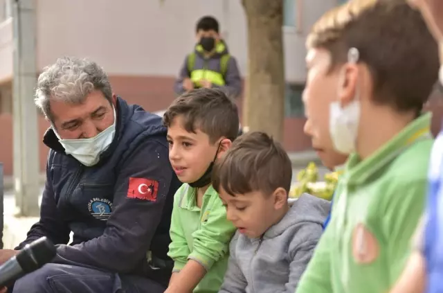 Mahallenin çocukları birleşip kaldırım çalışması yapan belediye ekiplerine yardım etti