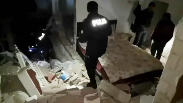 Sıkışan gaz bomba gibi patladı duvarları yıkılan evde 3 kişi yaralandı
