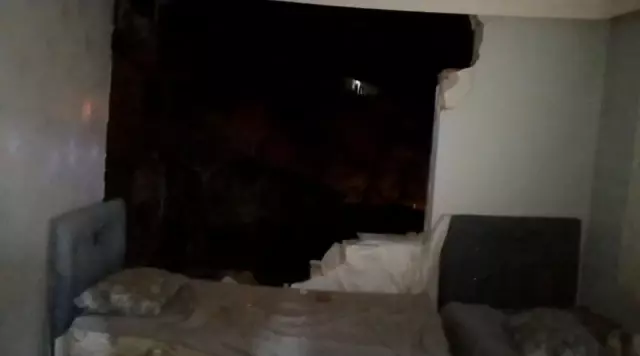 Sıkışan gaz bomba gibi patladı duvarları yıkılan evde 3 kişi yaralandı