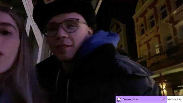 Sokakta Twitch yayını yapan kadın canlı yayında tacize uğradı Sokakta Twitch yayını yapan kadın canlı yayında tacize uğradı