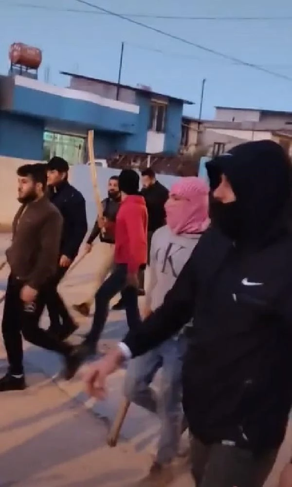 Görüntülere tepki yağıyor! Silah ve sopalarla Adana sokaklarında terör estiren Suriyeliler yakalandı