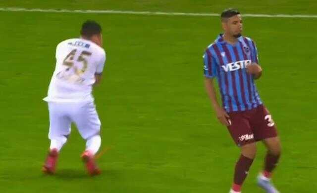 Tüm Türkiye Trabzonspor maçındaki bu pozisyonu konuşuyor! Fırat Aydınus'un kararı çıldırttı