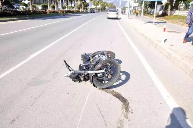 Doğuma giden karısını motosikletle takip eden gence otomobil çarptı