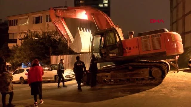 Beşiktaş'ta park halindeki otomobilin üzerine iş makinasının kepçesi düştü