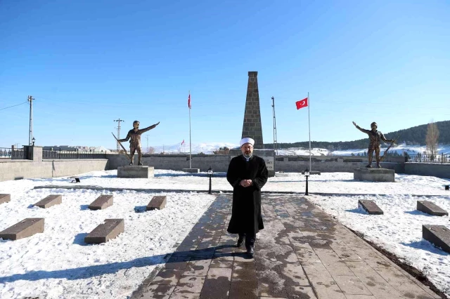 Diyanet İşleri Başkanı Erbaş, Yukarı Sarıkamış Şehitliği'ni ziyaret etti