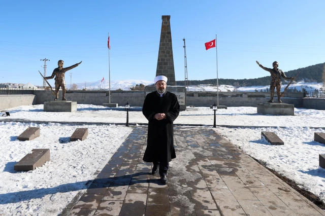 Diyanet İşleri Başkanı Erbaş, Yukarı Sarıkamış Şehitliği'ni ziyaret etti