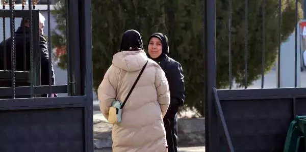 Eşini 15 yerinden bıçaklayan koca 'Eşimi öldürdüm' diye bağırmış Eşini 15 yerinden bıçaklayan koca 'Eşimi öldürdüm' diye bağırmış