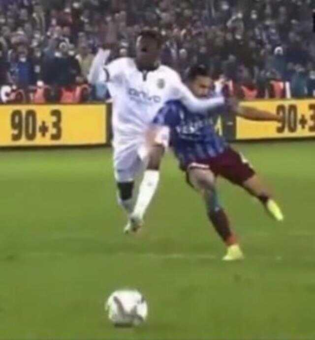 Fenerbahçe'den olay hakeme tepki: 'Her şey ortada, bu sezonun inandırıcılığı sorgulanır' Fenerbahçe'den olay hakeme tepki: 'Her şey ortada, bu sezonun inandırıcılığı sorgulanır'