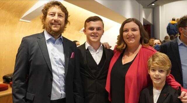 Filmde şehit Ferhat Gedik'i canlandıran İsmail Hacıoğlu, galada konuşmak yaparken duygusal anlar yaşadı