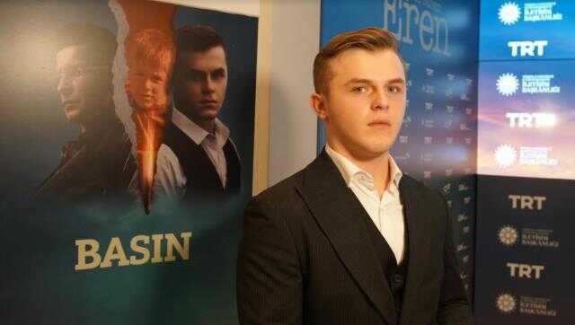 Filmde şehit Ferhat Gedik'i canlandıran İsmail Hacıoğlu, galada konuşmak yaparken duygusal anlar yaşadı