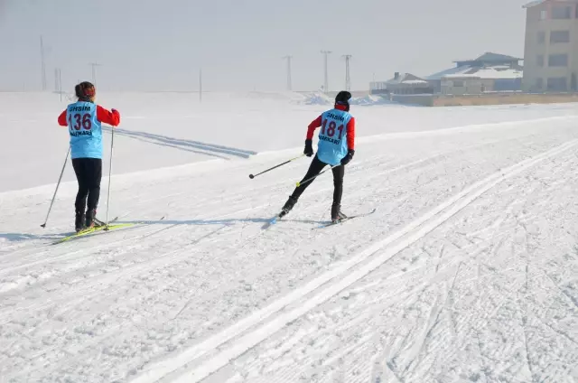 Hakkari'de Kayaklı Koşu İl Birinciliği Yarışması yapıldı