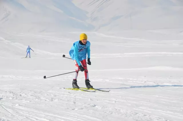 Hakkari'de Kayaklı Koşu İl Birinciliği Yarışması yapıldı
