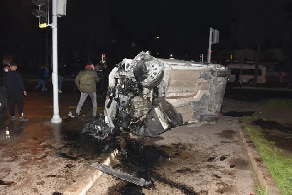 İzmir'de otomobil, personel servisine çarptı: 3 yaralı