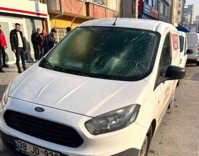 Kimse ne yaptığına anlam veremedi, taşla arabaların camını kırdı