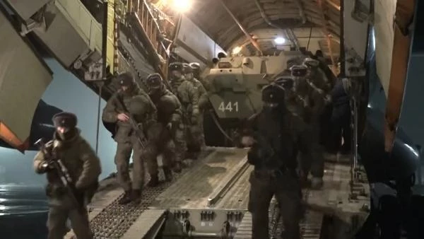 Rusya'dan gövde gösterisi! Kazakistan'a gönderilen askerlerin görüntülerini paylaştılar