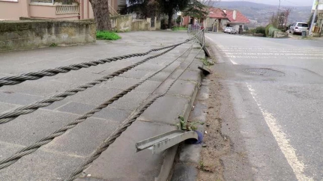 Şile'de çelik halatlara çarpan aracın takla attığı anlar kamerada