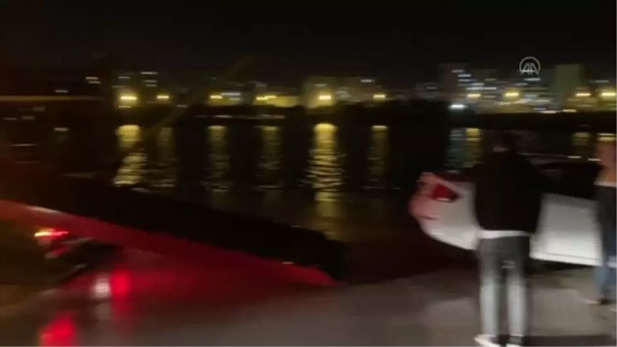 Son dakika haberleri! Balıkçı barınağının iskelesinde askıda kalan otomobili itfaiye çıkardı