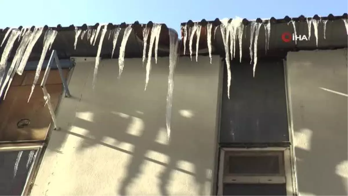 Erzurum'da duvarlar ve şadırvanlar buz tuttu
