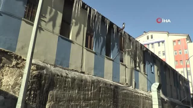 Erzurum'da duvarlar ve şadırvanlar buz tuttu