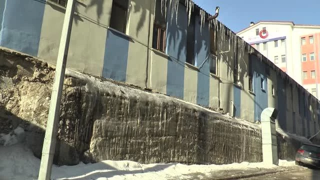 Erzurum'da duvarlar ve şadırvanlar buz tuttu