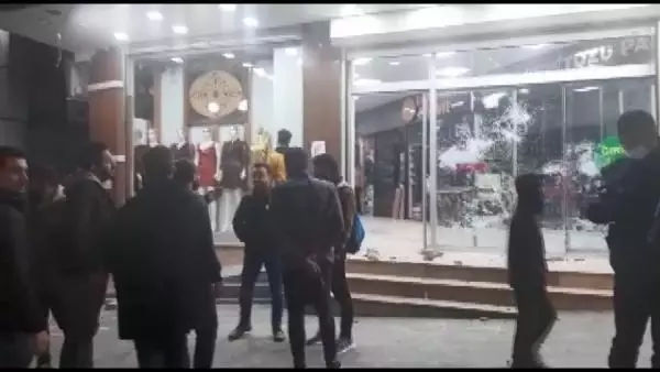 Esenyurt'ta mahalleli ile Suriyeli grup arasında kavga çıktı! Sığındıkları dükkana da saldırdılar