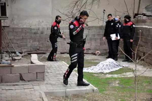 Eski polis memuru evinin bahçesinde ölü bulundu Eski polis memuru evinin bahçesinde ölü bulundu