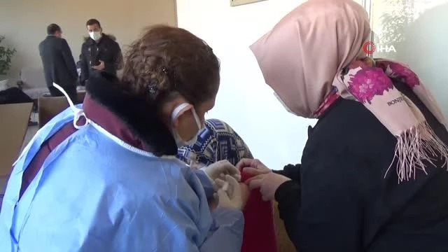 Huzurevindeki yaşlılar aşı için sıraya girdi