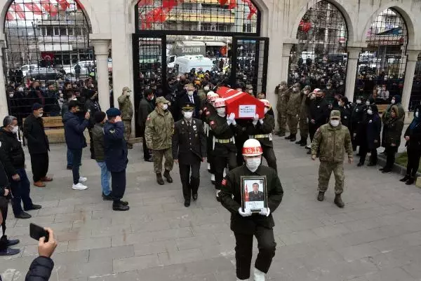Şehit teğmenin cenaze namazını ağabeyi kıldırdı