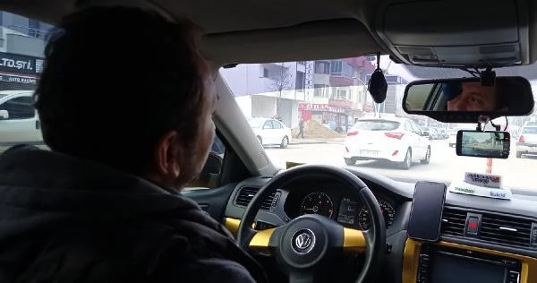 Taksici, otomobil sürücüsünü şaşırttı