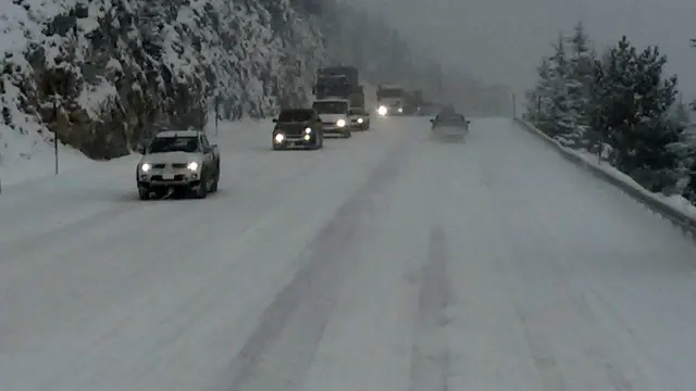 Antalya -Konya karayolunda kar kalınlığı 50 santime ulaştı