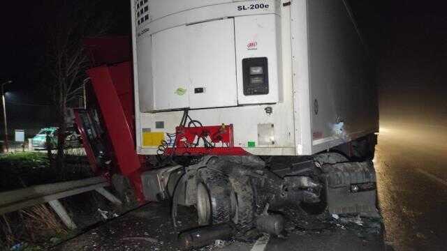 Çanakkale'de katliam gibi kaza! Petrol istasyonundan çıkan tıra çarpan otomobildeki 5 kişi hayatını kaybetti