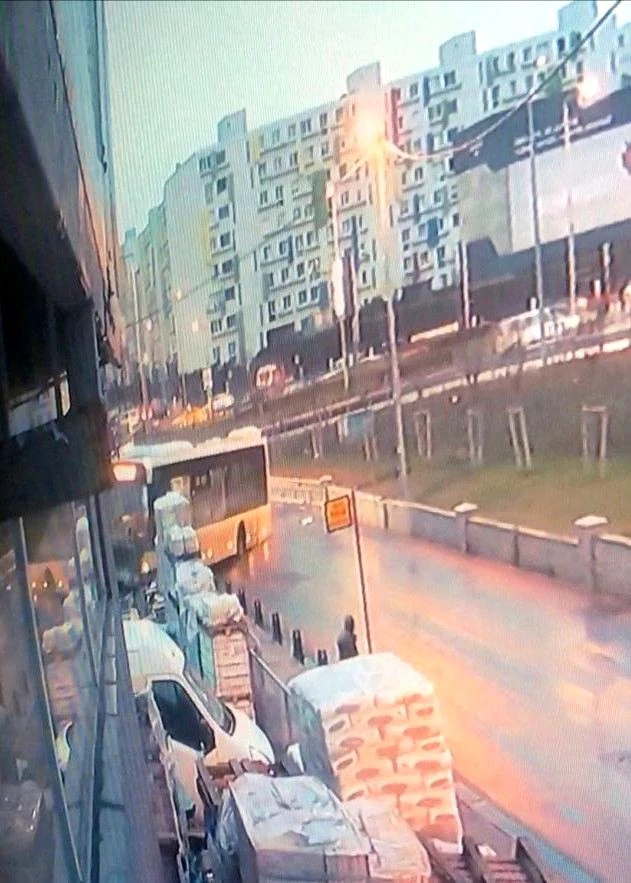 Çekmeköy'de İETT otobüsü durağa daldı