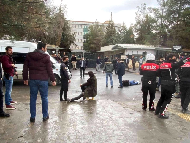 Diyarbakır'da, adliye çıkışında iki grup arasından nedeni belirlenemeyen silahlı kavgada 3 kişi yaralandı.