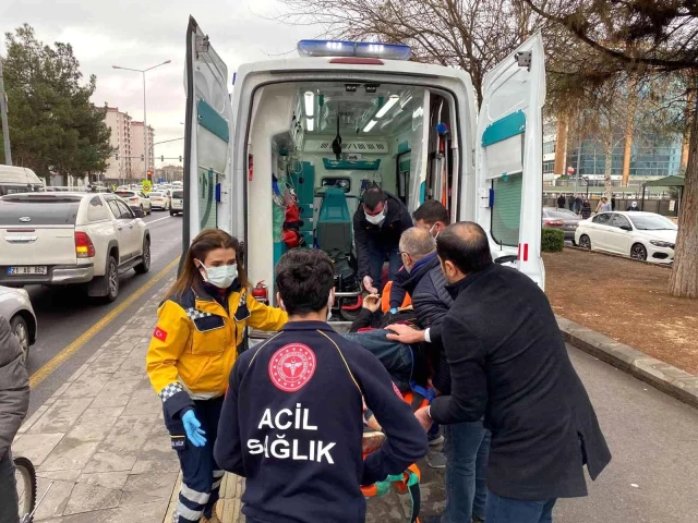 Diyarbakır'da, adliye çıkışında iki grup arasından nedeni belirlenemeyen silahlı kavgada 3 kişi yaralandı.