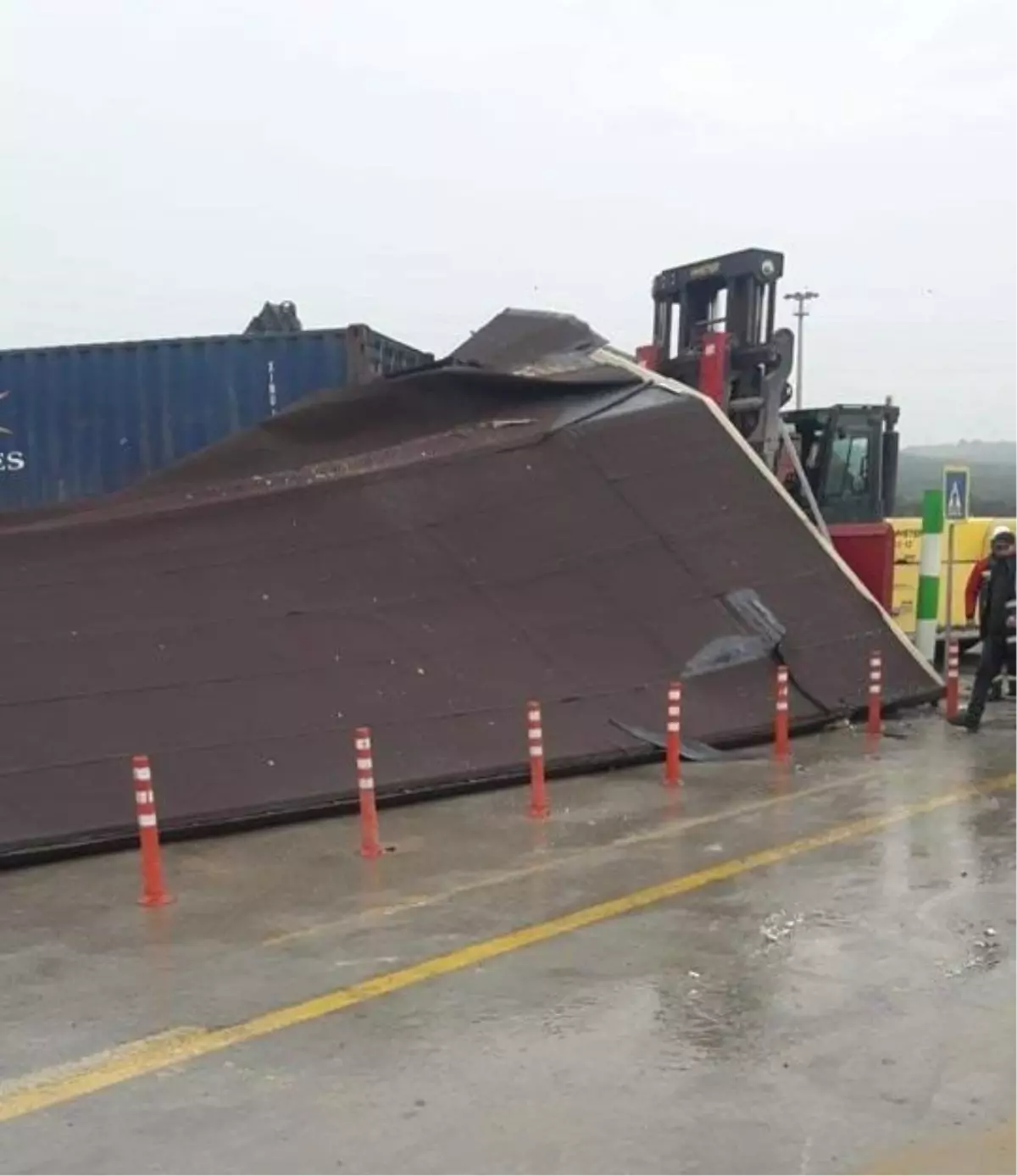 Gemlik'te tırın çarpmasıyla yıkılan prefabrik iş yerindeki 3 kişi yaralandı