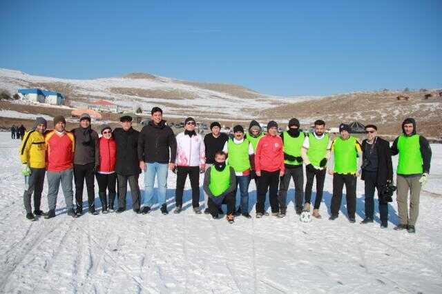 Görüntüler Türkiye'den! Donan göl üzerinde futbol maçı yaptılar