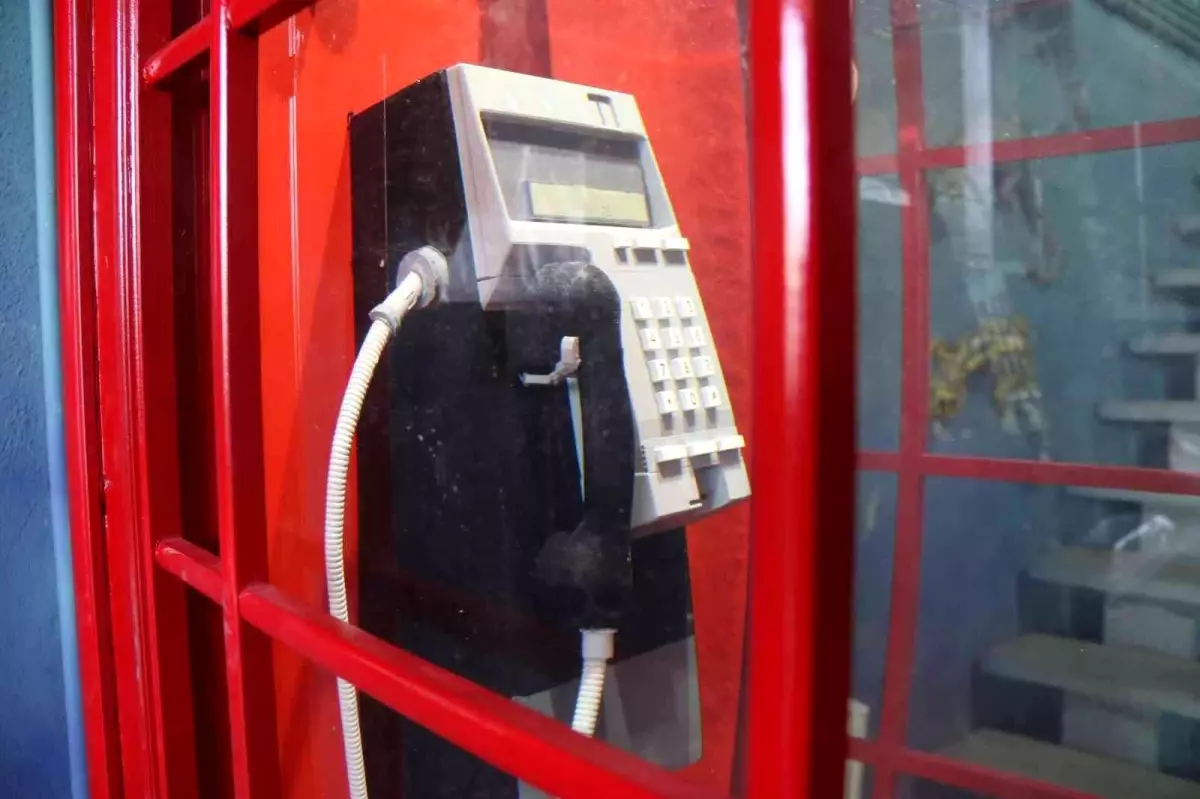 İkonik telefon kulübesini akvaryuma çevirdiler