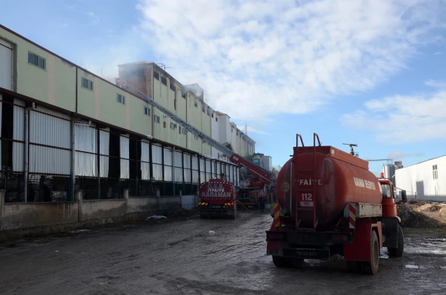 Son dakika... Karaman'da bisküvi fabrikasında çıkan yangının ardından soğutma çalışmaları sürüyor