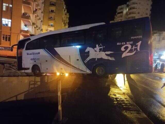 Kaza yapan otobüs köprüde askıda kaldı