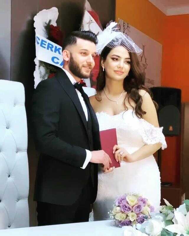 Mehmet Ali Erbil'in mesajlarını ifşa eden Ece Ronay, evlendi Mehmet Ali Erbil'in mesajlarını ifşa eden Ece Ronay, evlendi