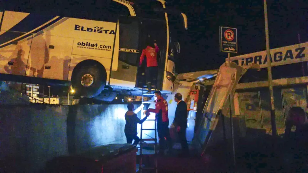 Mersin'de kontrolden çıkan yolcu otobüsü köprüde asılı kaldı