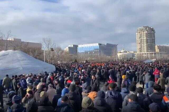 Protestolarla yangın yerine dönen Kazakistan'da sıcak gelişme! Cumhurbaşkanı Tokayev iki kritik ismi görevden aldı