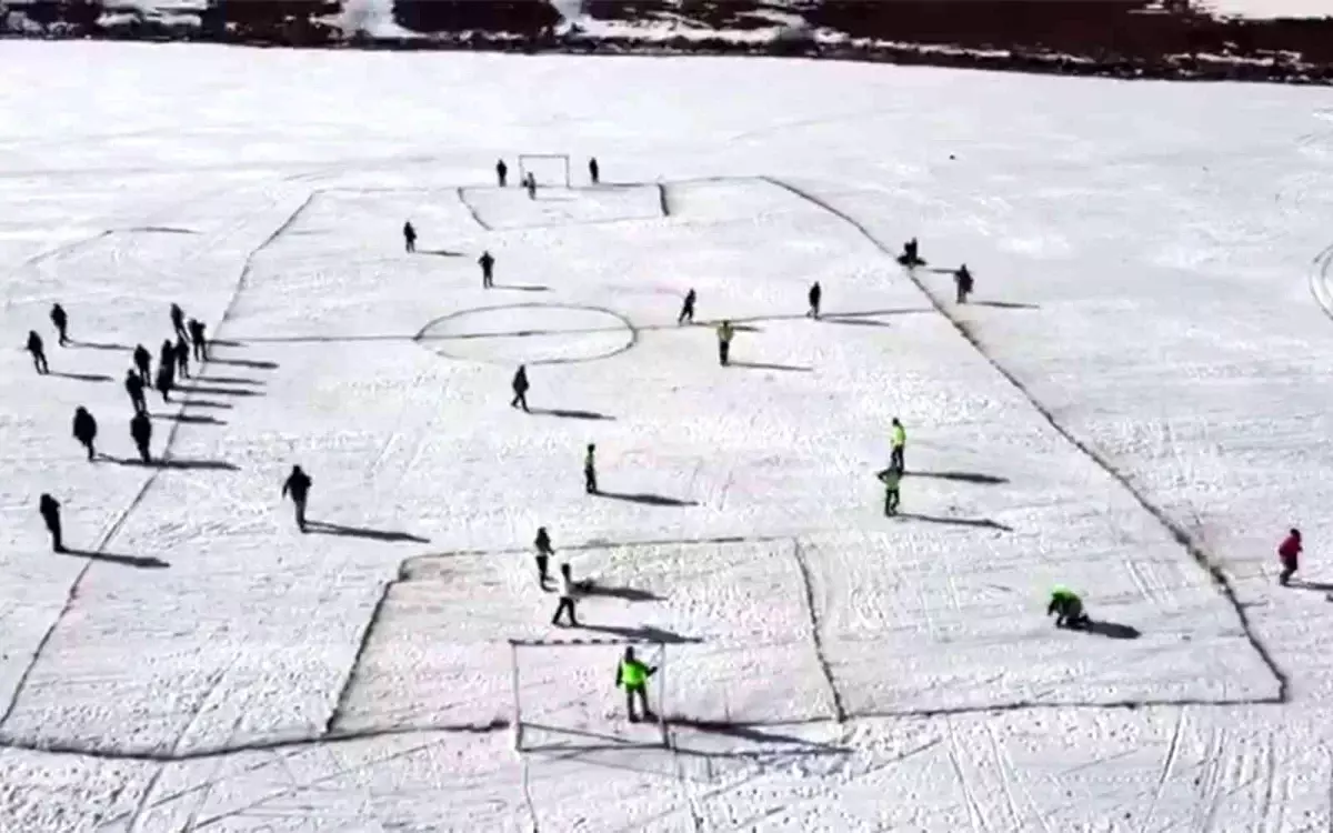 Yüzeyi buzla kaplı Çıldır Gölü'nde futbol keyfi